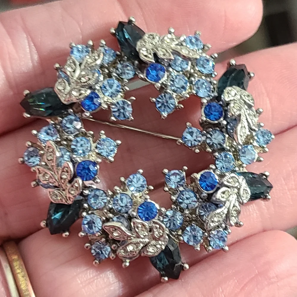 Vintage Blue Silver Rhinestone 3D Wreath Round Brooch Leafs Estate Vtg Euc - Picture 1 of 9